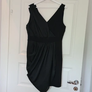 Svart klänning  - Svart klänning. Använd fåtal gånger 