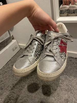 Sneakers - Säljer dessa sneakers som va populära förut och som inte längre säljs! Knappt använda skriv gärna för fler frågor!💗