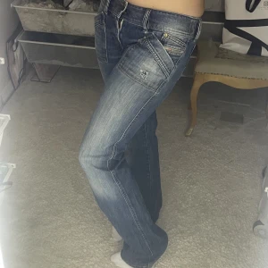 Lågmidjade jeans  - Så otroligt snygga lågmidjade diesel jeans med detaljer på fickorna! Lite halvt bootcut/raka. Så så snygga men kommer tyvärr inte till användning!<33
