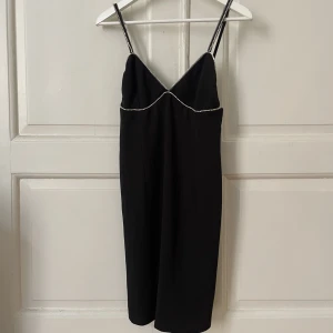 Mini klänning - Svart mini klänning med silver stenar runt bysten från Bikbok. Aldrig använd Prislapp kvar.  Nypris: 499