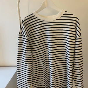 Jättefin randig långärmad tröja ❤️ - Säljer denna fina stora långärmade randiga tröjan från Gina❤️ 250 kr med frakt❤️ALDRIG ANVÄND!😍