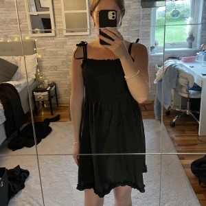 Svart klänning  - Säljer denna svarta klänning ifrån Shein i storlek S, aldrig använd💗