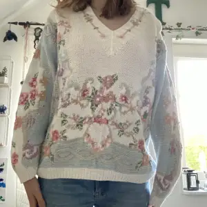 super gullig stickad tröja med pastel färger och blomdetaljer, av märket Giorgio Kauten. Säljer pga den inte kommer till användning. Priset kan diskuteras💕