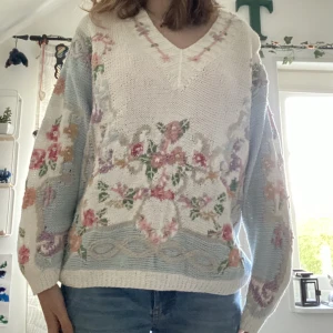coquette sweater - super gullig stickad tröja med pastel färger och blomdetaljer, av märket Giorgio Kauten. Säljer pga den inte kommer till användning. Priset kan diskuteras💕