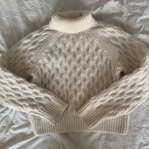 ~Stickad vit H&M tröja~ - En väldigt fin vit H&M stickad tröja, väldigt bra skick är köpt i höstas andvänd ett fåtal gngr🤍