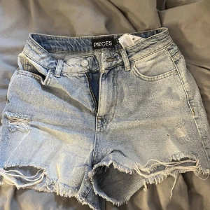 Jeans shorts - Säljer dessa sjukt snygga mid rised jeans shortsen i stl S, nyskick. Säljer för 70kr+frakt🙌💓 skulle säga att shortsen sitter som 34/36 eller som xs💘