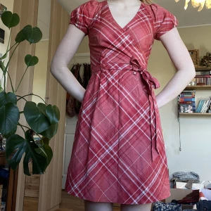 Rutig klänning - Så söt klänning från märket Stockholm lm!! Storlek 34. Jag är 178 som referens på bilden 💘  Frakt tillkommer 