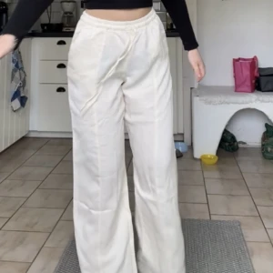 Linnebyxor - Linnebyxor från Zara, från förra året i storlek S. Medel använda, finns inga tydliga skador eller slitningar på dem. Köpta för 400 kr.