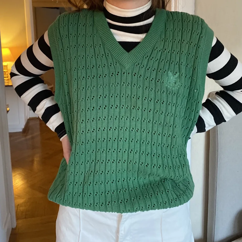 Snygg stickad väst i 100% bomull från vintagebutik. Står storlek M (förmodligen herrstorlek) men passar nog alla storlekar baserat på önskad passform. Modell har vanligtvis S :). Neuleet.