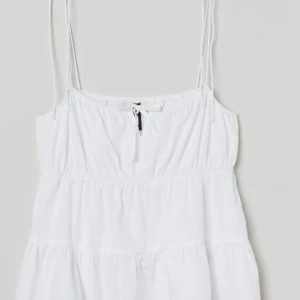 Blus - Säljer min så fina blus från hm som tyvär inte kommer till användning. Den lite använd och är i ett väldigt bra skick 💕🙌