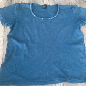 T-shirt  - Fin tshirt med pärlor vid halsen, aldrig använt den så tänkte att nån annan kan få en användning av den! ❤️🤗bra material 