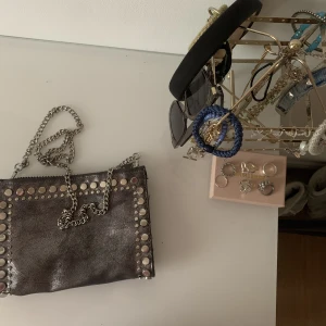 Väska - Jättefin väska ifrån zara! Får aldrig användning av den längre, därav säljer jag den💓💓