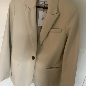 Kavaj  - Fin skinnkavaj som aldrig används🤩 Storlek Xs men passar en S 