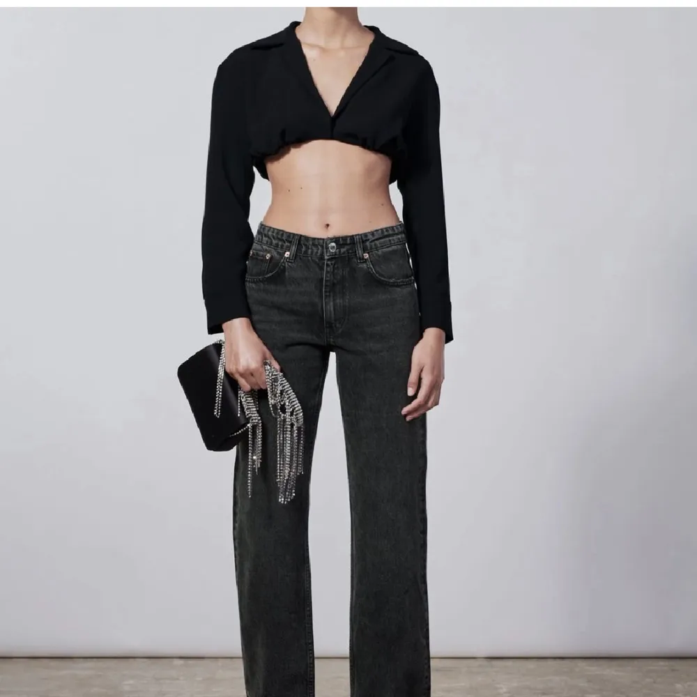 Raka zara jeans i fint skick som inte säljs på hemsidan längre! Grå/svarta. . Jeans & Byxor.