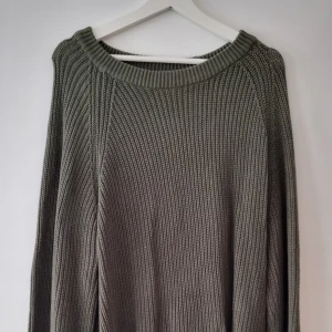 Stickad tröja  - Den är väldigt mossgrön. Mer än den ser ut på bilden (trots färgfilter) Använd kanske en eller två gånger 