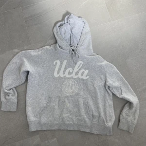 Hoddie - Säljer denna sköna och fina hoddie då den aldrig kommer till användning 