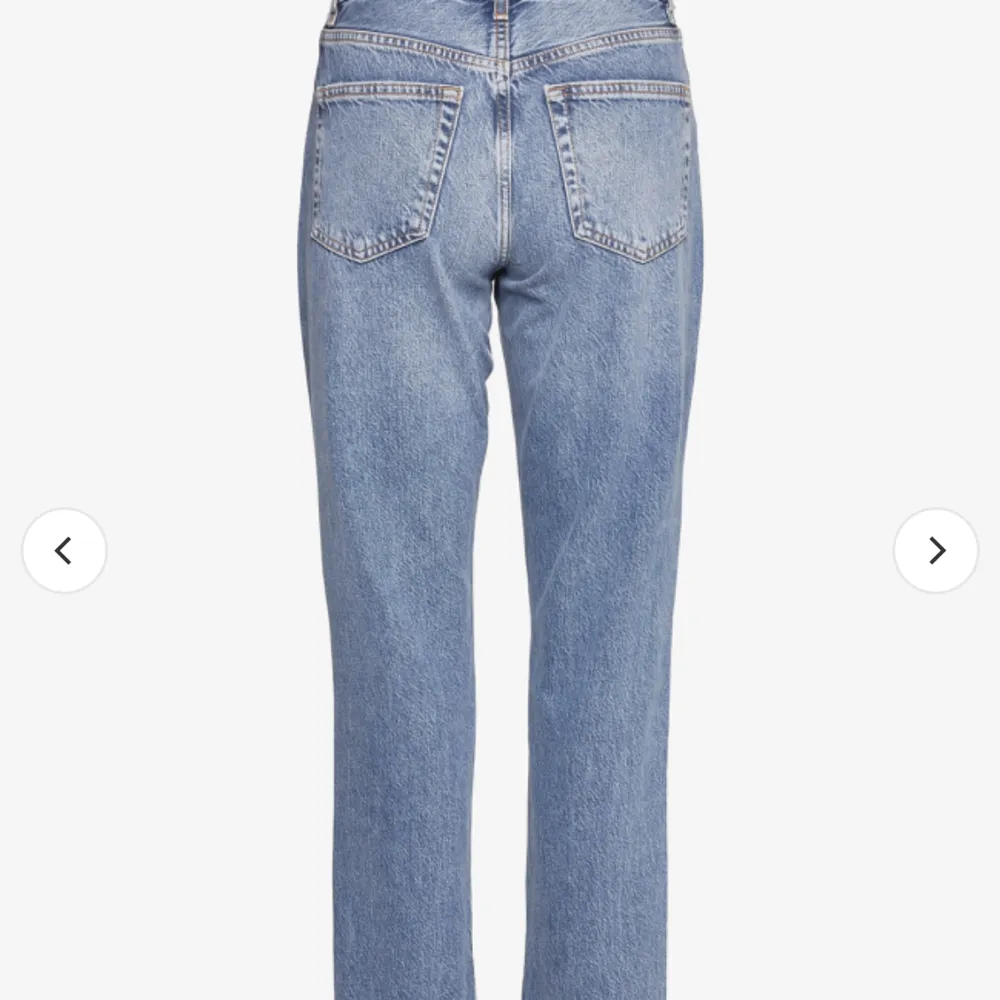 Säljer fina blåa jeans med slits från gina tricot i bra skick!💗köparen står för frakten💕. Jeans & Byxor.