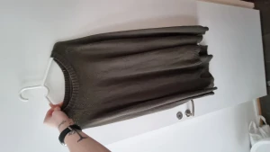 Stickad tröja  - Har använts. Finns lite fläckar som går att färga bort. Den är grönare än den ser ut på bilden 