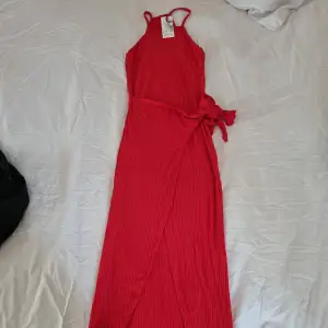 Röd sommar klänning från Spanien slits och knytning vid sidan