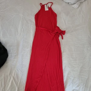Lång sommar klänning  - Röd sommar klänning från Spanien slits och knytning vid sidan