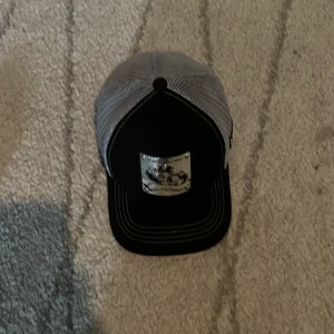 Trucker keps  - One size (55-60 cm) ordinarie pris 400 kr.  