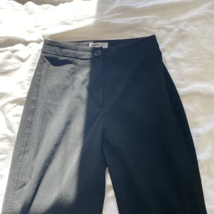 Svarta kostymbyxor - Små i storleken, dom är strl 36 men passar en 34 bättre.