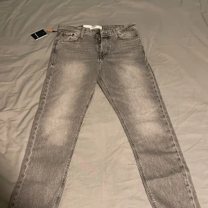 Jack & Jones Jeans Herr - Säljer dessa efter att jag fick dem i present men de va för små. Aldrig använda. Alla lappar finns även kvitto och påse.