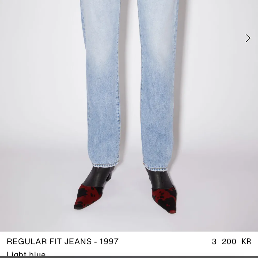 Säljer mina favorit jeans från Acne i 1997 modellen då de tyvärr blivit för små🥲 använd fåtal gånger och är i toppskick. Ny pris 3200. Storlek 25 i waist, 34 i längd. Jag är 173 och de sitter perfekt på mig i längden. Jeans & Byxor.
