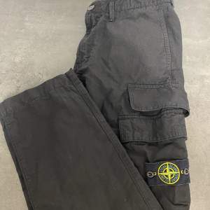 Säljer ett par äkta cargo stone island byxor! Köpta på Joel en märkeskläderbutik i Borås! Använd ca 6 gånger men dock inga slitningar! Säljer på grund av att han vuxit ur dem!