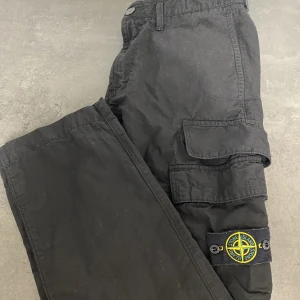 Stone Island cargobyxa - Säljer ett par äkta cargo stone island byxor! Köpta på Joel en märkeskläderbutik i Borås! Använd ca 6 gånger men dock inga slitningar! Säljer på grund av att han vuxit ur dem!