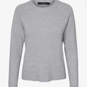 Säljer en grå stickad tröja från vero moda i stl s. Knappt använd