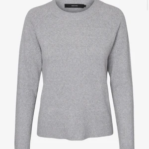 Stickad tröja - Säljer en grå stickad tröja från vero moda i stl s. Knappt använd