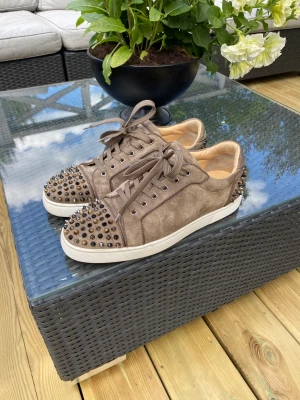 Christian Louboutin skor - Säljer nu dessa snygga och sällsynta loubs, mockan och nitarna är i toppenskick absolut inga defekter. Extra snören,extra nitar,dustbags samt kvitto fås med.Nypris ligger på 10500kr medans mitt pris endast är 5899kr! Hör av er vid minsta fundering