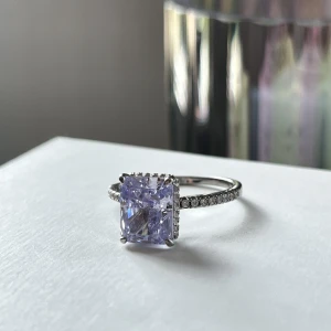 Lyna london Serenity Light Lavender Sterling Silver Ring, stl 9 - En väldigt fin o lite använda lyna london ring i färgen ljus lila. Jag säljer den för att ringen har blivit för stor för mig. Ringen är 19 mm i diameter. Ringen är äkta Cubic Zirconia. Kan skickas på posten eller hämtas i Borlänge. Original pris ca 463kr