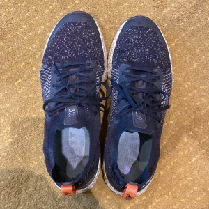 Adidas löparskor - Adidas löparskor/vardagsskor. Storlek 45 2/3  Litet slitage på vänsterskon vid stortån, därför sänkt pris.