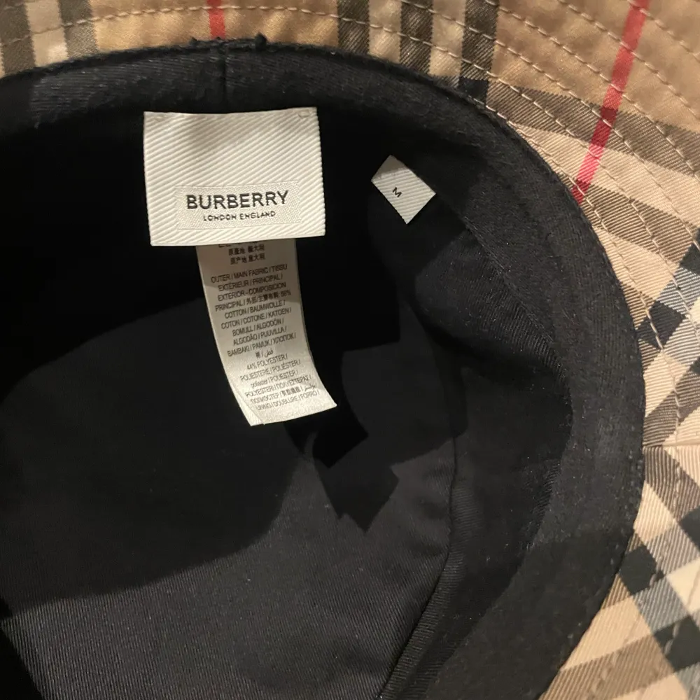 Jag säljer nu min burbery hatt Jag Storlek Medium köpt på farfetch skick 10/10 använd kanske 10 gånger. Ordinarie pris 3800 säljer för 2500. Accessoarer.