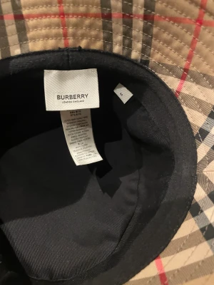 Burburey hatt - Jag säljer nu min burbery hatt Jag Storlek Medium köpt på farfetch skick 10/10 använd kanske 10 gånger. Ordinarie pris 3800 säljer för 2500