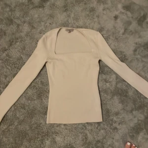 H&M tröja - Säljer denna tröjan då den inte är min stil längre. Storleken är M men passar mig som är storlek S. Den är i bra skick och har inga defekter. Tröjan köptes för 250kr men säljer den för halva priset vilket är då 125kr.