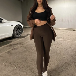 Bruna leggings - Bruna leggings med en zip/flare längst ner. Storlek S/M. Otrooligt sköna💫 