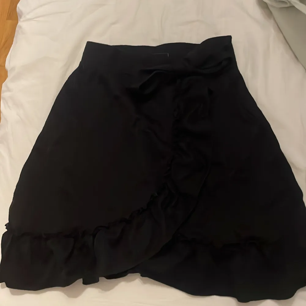 Svart kort kjol från Gina tricot, strl xs. Använda några gånger men i väldigt bra skick!🩵. Kjolar.