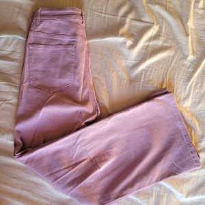Lila Jeans - Jättefina lila jeans från H&M.  High waist, wide leg storlek 40