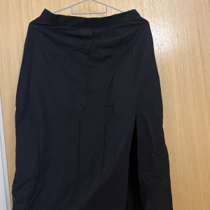 Kjol - Vanlig svart kjol med slit