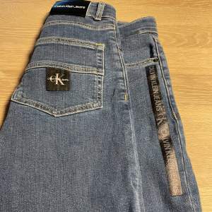 Säljer mina Calvin Klein jeans för att dem har blivit för små för mig. Använda ca 1-3 gånger, i väldigt fint skick. Köpta på Kids Brand Store där jag köpte dem för 799kr
