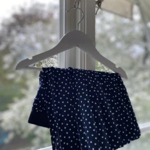 Prickig kjol - Marinblå kjol i storlek 36 med veckat tyg💙 Passar många Från devided,H&M⭐️