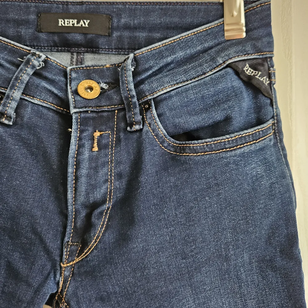 Snygga lågmidjade jeans från Replay. Storlek W25 L32. Jeans & Byxor.