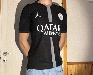 Paris saint germain psg fotbolls tshirt tröja - Ny Paris saint-germain psg jordan fotbollströja 2018/19. Autentiska designdetaljer med svettavvisande teknik som ger en matchredo look inspirerad av ditt favoritlag. Passar både S och M