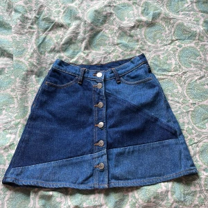 Jeans kjol - Högmidjad jeans kjol som är köpt secondhand inmana men knappt använd av mig.