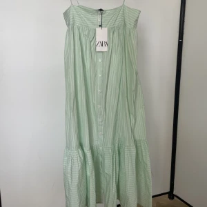 Zara klänning  - Söt långklänning från Zara. Aldrig använd & prislappen kvar💗