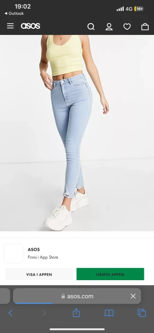 Jeans  - Jeans med slitning nedtill. Köpta från asos och de har knappt blivit använda 5 gånger. Behöver bara strykas ☺️