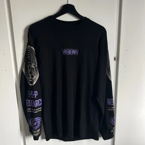 Long sleeve - Svart long sleeve från carlings, märke Vailent. Med störe tryck på rygg och ärmar litet fram. Väldigt bar skick 9/10. Använd fåtal gånger. Original pris 400kr
